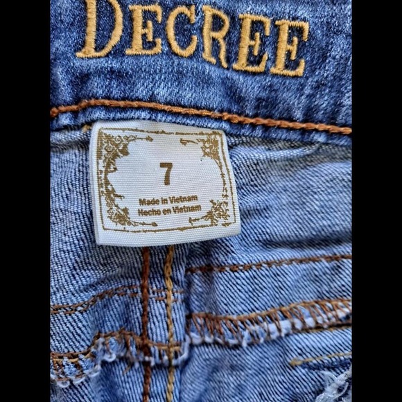 Decree Distressed Stretch Denim Shorts with Side‎ Slits Size 7 - Picture 4 of 6